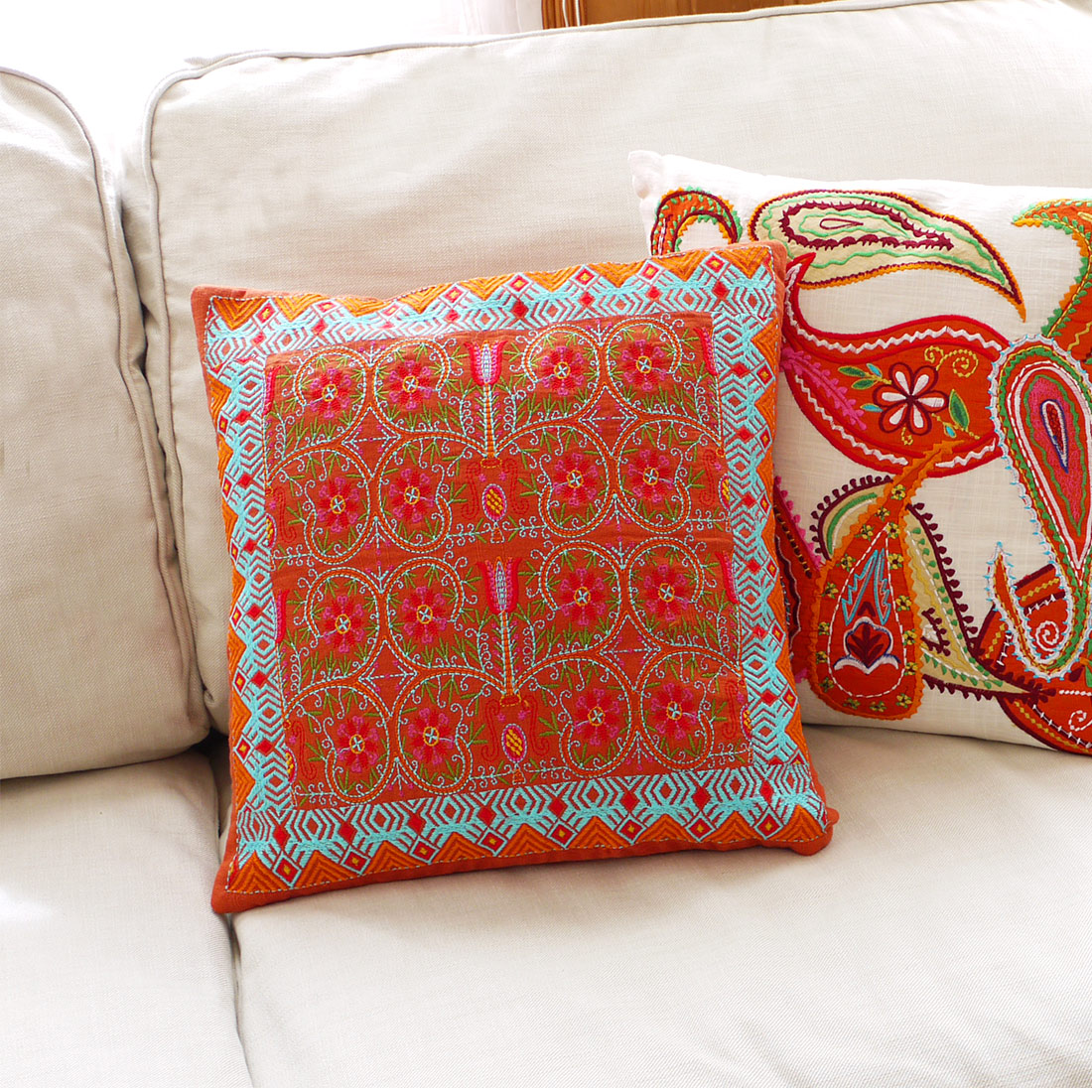 フラワー刺繍クッション（中身入り）