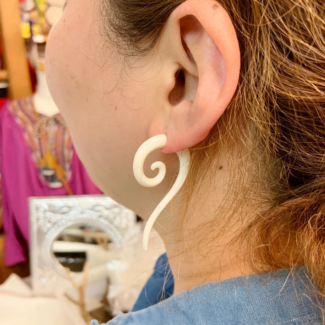 ボーンピアス ぐるぐる 取り寄せ商品 1 3営業日 トモ コーポレーション 世界の民芸雑貨卸 エスニック ハワイアン 中南米のアパレル 雑貨卸売の通販 トモ コーポレーション 世界の民芸雑貨卸 エスニック ハワイアン 中南米のアパレル 雑貨卸売の通販